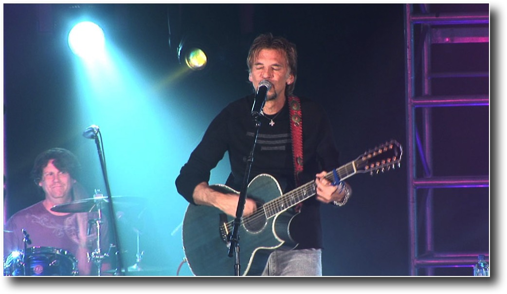 kenny loggins performs